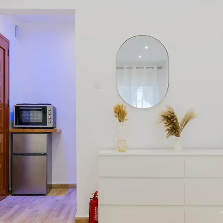 Iris & Studio In Chanioti, 150m To Beach شقة