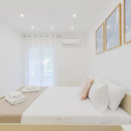Iris & Studio In Chanioti, 150m To Beach *