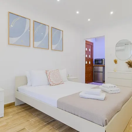 Iris & Studio In Chanioti, 150m To Beach Daire *