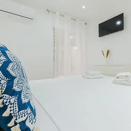 Iris & Studio In Chanioti, 150m To Beach Apartamento