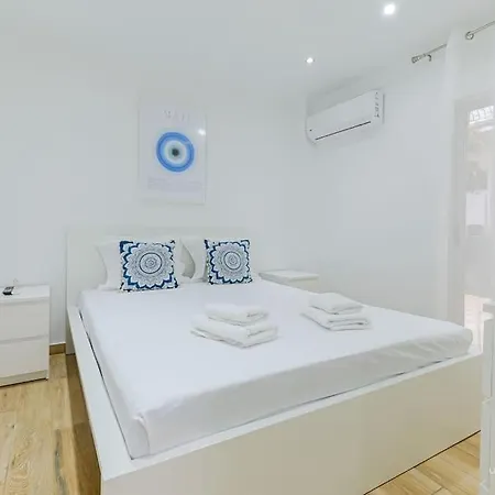 Iris & Studio In Chanioti, 150m To Beach Apartamento