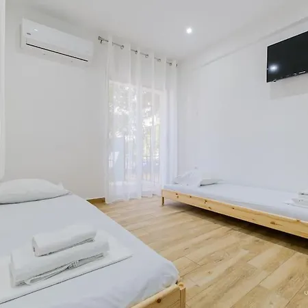 Iris & Studio In Chanioti, 150m To Beach